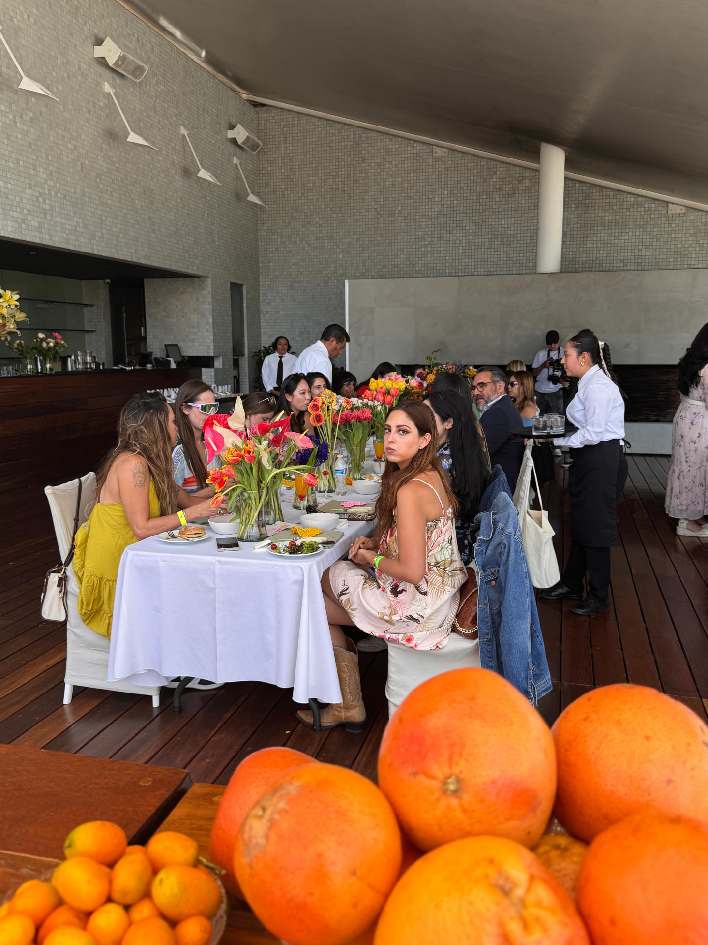 Comida del festival entre flores