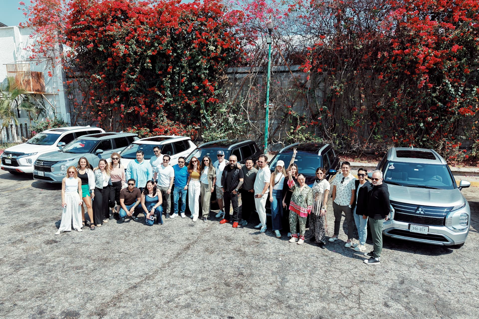 Grupo de invitados con la flota Outlander 2026