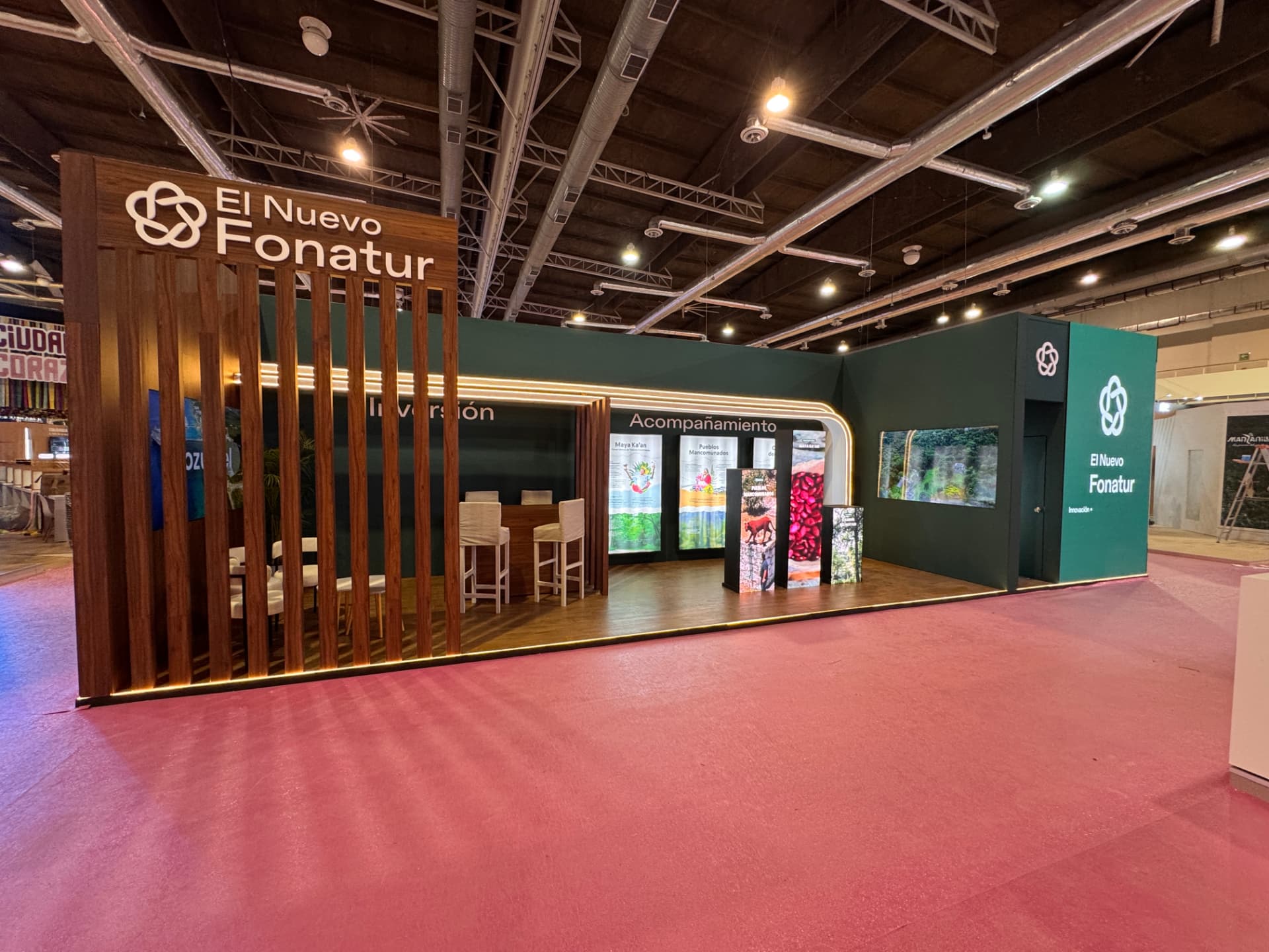 Vista panorámica del stand con pantallas